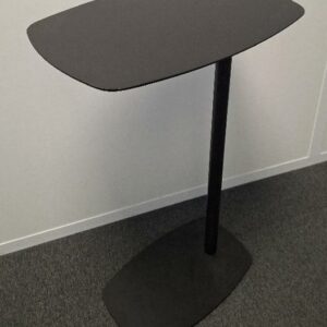 Table d'appoint, plateau en bois stratifié noir, piétement en acier. 66 x 42 x 28 cm. 6 unités. Localisation: 5ème étage (2 unités) / 4ème étage (2 unités) / 2ème étage (2 unités)