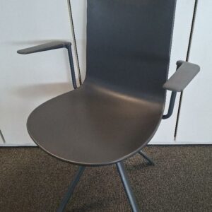 Fauteuil pivotant design Altherr Lievore Molina modèle Lottus Chair édition Enea en polypropylène gris anthracite, piètement oblique. 86 x 60 x 56 cm. 8 unités. Localisation: 
5ème étage zone verte