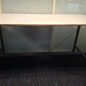 Table haute, plateau rectangulaire à bords arrondis en bois blanc, piétement en bois laqué gris et métal avec entretoise. 105 x 200 x 90 cm. 3 unités. Localisation: 4ème étage zone bleue (2 unités) / -1 réserve (1 unité démontée)