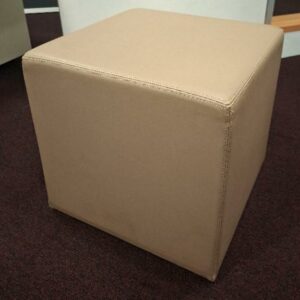 Pouf carré cuir recouvert de cuir beige. 40 x 42 x 42 cm. Localisation: 1er étage local Bvp