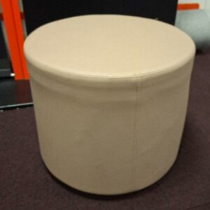 Pouf rond recouvert de cuir beige. 40 x 48 cm. 2 unités. Localisation: 1er étage local BVP (1 unité) / Entresol bureau M. Caracalla (1 unité)