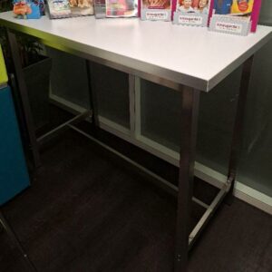 Table haute à plateau rectangulaire en bois  blanc, piétement en métal, de marque Ikea modèle Utby. 103 x 126 x 62 cm. 1 unité. Localisation: 1er étage local CSE