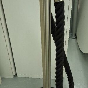 Poteaux guide file avec cordon en tissu torsadé noir. Hauteur 97 cm. 6 unités. Localisation: -1 réserve (4 unités) / Restaurent (2 unités)