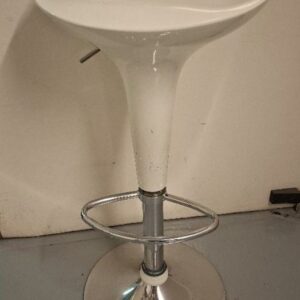Tabouret haut pivotant ajustable, coque en plastique blanc, piétement en acier chromé. 88 x 44 x 40 cm. 3 unités. Localisation: -1 réserve