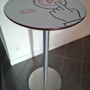 Mange debout, plateau rond en bois plastifié, pied colonne en acier sur base circulaire. 112 x 60 cm. 8 unités. Localisation:  Accueil (3 unités) / 1er cafet (1 unité) / auditorium (1 unité) / 
0 salle à manger commune (3 unités)