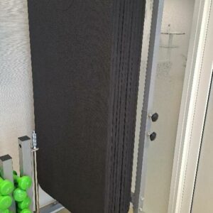 Présentoir à tapis de yoga/ pilâtes sur roulettes de marque Sveltus + 10 tapis de marque Comforgym. Localisation: Entresol salle sport