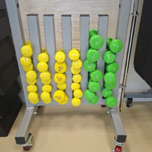 Support sur roulettes pour poids 2kg et 1kg. Localisation: Entresol salle sport