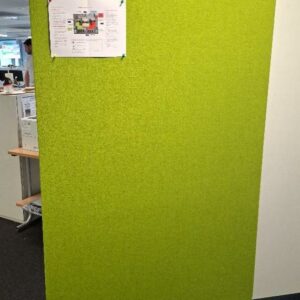 Cloison de séparation double face sur roulettes dont une face tableau blanc et une face acoustique en feutrine verte. 196 x 100 x 5 cm. 8 unités. Localisation: 4ème zone bleue