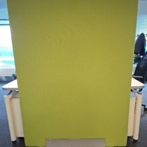 Cloison de séparation acoustique en tissu vert, base en métal gris. 200 x 120 x 3 cm. 6 unités. Localisation: 4ème zone bleue