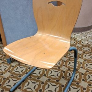 Chaise empilable de marque MMO en bois contreplaqué à dossier ajouré, piétement en métal en porte-à-faux.  88 x 44 x 55 cm. 300 unités. Localisation: Rie