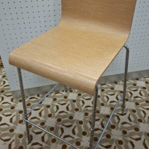 Chaise haute empilable modèle Kuadra édition Pedrali, coque en bois contreplaqué, piétement en acier chromé. 91 x 43 x 52 cm. 72 unités. Localisation: Rie