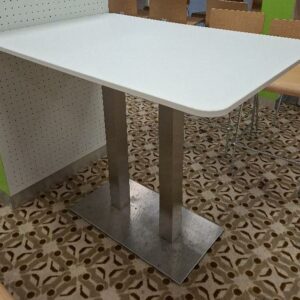 Table haute 4 personnes, plateau rectangulaire à bords arrondis en bois stratifié blanc reposant sur 2 pieds colonnes en métal sur base rectangulaire. 98 x 120 x 80 cm. 6 unités. Localisation: Rie