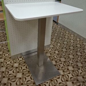 Table haute 2 personnes, plateau rectangulaire à bords arrondis en bois stratifié blanc reposant sur un pied colonne en métal. 98 x 80 x 60 cm. 6 unités. Localisation: Rie