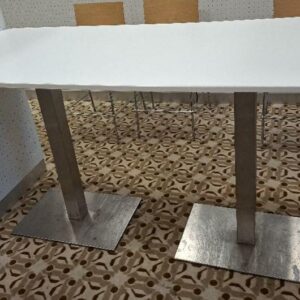 Table haute 6 personnes, plateau rectangulaire à bords arrondis en bois stratifié blanc reposant sur 2 pieds colonne en métal. 98 x 180 x 80 cm. 6 unités. Localisation: Rie