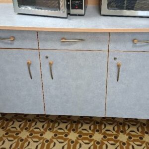 Buffet bas en bois chiné bleu ouvrant par 3 tiroirs et 3 portes. 95 x 151 x 63 cm. 1 unités. Localisation: Rie