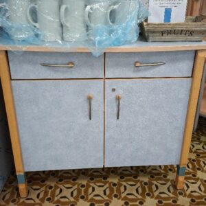 Buffet bas en bois stratifié moucheté bleu ouvrant par 2 tiroirs et 2 portes. 94 x 104 x 60 cm. 1 unité. Localisation: Rie