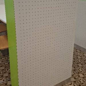 Cloison de séparation en bois blanc et vert. 140 x 80 x 25 cm. 12 unités. Localisation: Rie