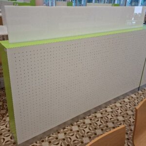 Cloison de séparation en bois blanc et vert. 140 x 210 x 25 cm. 2 unités. Localisation: Rie