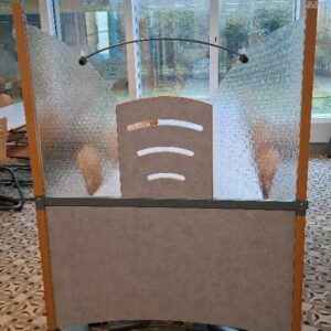 Cloison de séparation en bois, métal et verre. 180 x 120 x 4 cm. 30 unités. Localisation: Rie