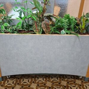 Jardinière sur roulettes en bois stratifié moucheté bleu avec plantes artificielles. 77 x 121 x 40 cm. 4 unités. Localisation: Rie