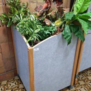 Jardinière en bois stratifié moucheté bleu avec plantes artificielles. 89 x 63 x 63 cm. 4 unités. Localisation: Rie