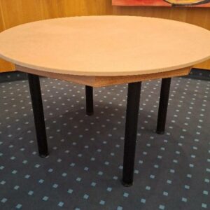 Table traiteur ronde, plateau en bois brut reposant sur 4 pieds en métal noir. 75 x 120 cm. 2 unités. Localisation: Rie salle à manger vip