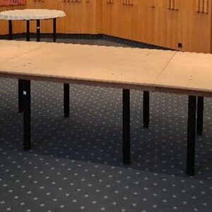 Table traiteur rectangulaire, plateaux en bois brut. 74 x 480 x 120 cm. Localisation: Rie salle à manger vip