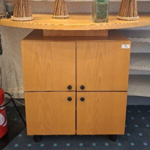 Meuble présentoir en bois couleur chêne clair ouvrant par 2 portes. 92 x 150 x 65 cm. Localisation: Rie salle à manger vip