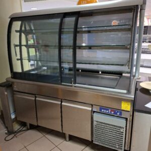 Vitrine de présentation réfrigérée de marque Electrolux, 3 étagères en partie haute, 3 placards en partie basse. 180 x 174 x 86 cm. 2 unités. Localisation: cuisines