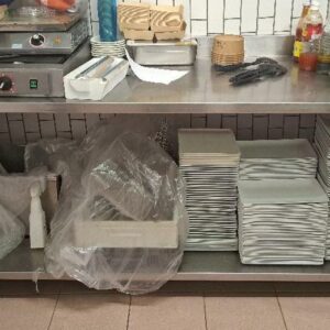 Table de préparation adossée en inox alimentaire à 2 niveaux. 97 x 190 x 70 cm. Localisation: cuisines