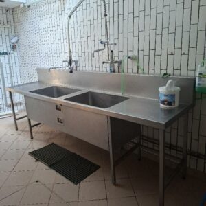 Plonge adossée 2 bacs en inox. 120 x 320 x 80 cm. Localisation: cuisines