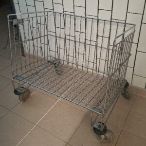 Chariot égouttoir de marque Cidelcem. ́82 x 83 x 66 cm. 5 unités. Localisation: cuisines