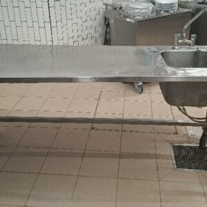 Plonge 1 bac sur roulettes en inox alimentaire. 90 x 200 x 70 cm (usures). Localisation: cuisines