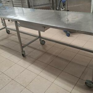 Table de préparation sur roulettes en inox avec 1 tiroir en ceinture. 90 x 300 x 70 cm. (usures, 1 roue à refixer). Localisation: cuisines