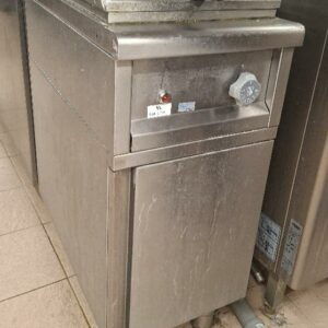 Friteuse 1 bac de marque Cometto. 107 x 40 x 80 cm. Localisation: cuisines