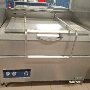 Sauteuse de marque Hobart en inox alimentaire. 111 x 120 x 98 cm. Localisation: cuisines