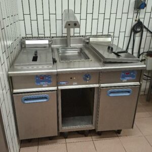 Friteuse double avec maintien au chaud de marque Rosinox. 130 x 120 x 90 cm. Localisation: cuisines