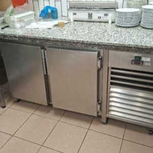 Placard réfrigéré en inox avec dessus en granit ouvrant à 2 portes. 82 x 222 x 83 cm. Localisation: cuisines