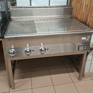 Grillade lisse et rainurée en inox à 3 feux. 100 x 100 x 79 cm. Localisation: cuisines