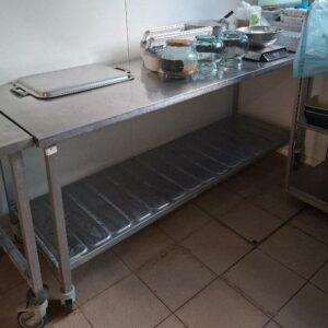 Table de préparation sur roulettes avec 1 étagère en partie basse. 90 x 200 x 70 cm. Localisation: cuisines