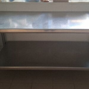 Table de préparation en inox avec étagère en partie basse. 89 x 180 x 80 cm. Localisation: cuisines