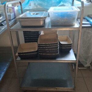 Chariot de service en inox à 3 niveaux. 125 x 76 x 56 cm. Localisation: cuisines