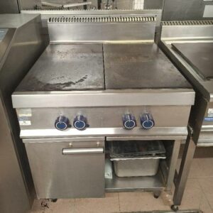 Grillade de marque Hobart à 2 plaques en fonte 4 feux et 1 placard (manque 1 porte). 107 x 80 x 95 cm. Localisation: cuisines