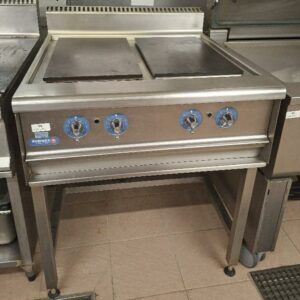 Grillade de marque Rosinox à 2 plaques en fonte 4 feux. 104 x 80 x 92 cm. Localisation: cuisines