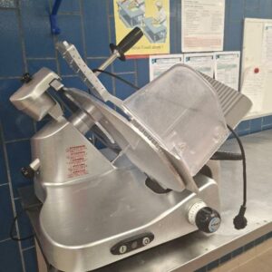 Trancheuse à jambon de marque Manconi modèle 350 IK Dual. Localisation: cuisines