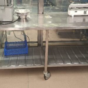 Table de préparation sur roulettes en inox avec étagère en partie basse. 90 x 205 x 70 cm. Localisation: cuisines