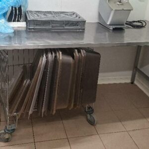 Table de préparation en inox alimentaire. 90 x 200 x 70 cm. Localisation: cuisines