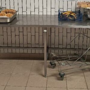 Table de préparation en inox alimentaire. 90 x 300 x 70 cm. Localisation: cuisines