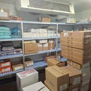 8,7 mètres linéaires de rayonnage de chambre froide de marque Tournus Equipement en aluminium et nylon. 175 x 97 cm / 175 x 350 cm / 175 x 265 cm / 175 x 165 cm. Localisation: -1 cuisine