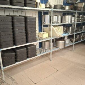 Rayonnage de marque Tournus Equipement en aluminium et nylon. 176 x 445 x 50 cm. Localisation: -1 cuisine